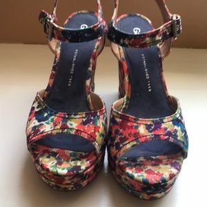 Cute floral heels, like new condition.